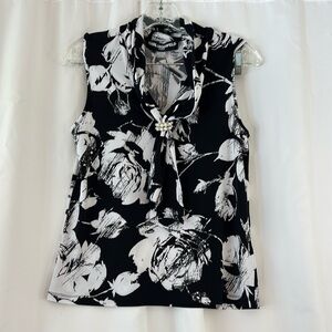 NWT Karl Lagerfeld szXS black/white floral print top…